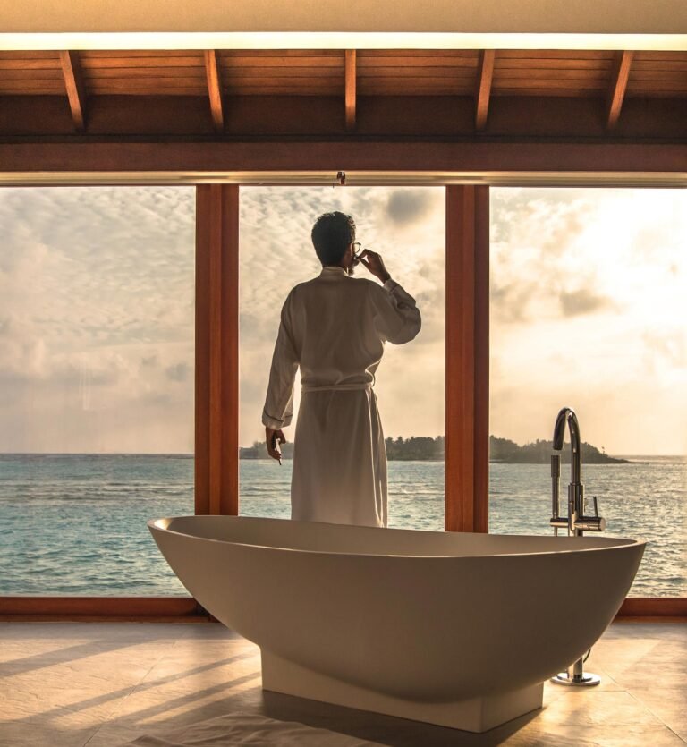 hombre viendo vista casa frente al mar